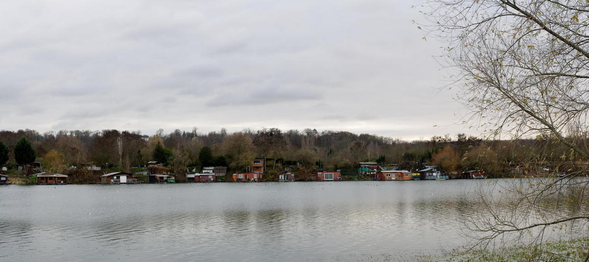 Maisons flottantes sur l'étang de la galiote