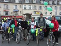 Arrivée à Pontoise : quelques-uns des vaillants cyclistes de l'Opération Escargot